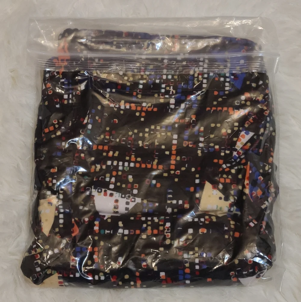 NWT LuLaRoe TC Leggings Black w/ Tiny Squares & Small Triangles Multi-Color - Picture 2 of 3